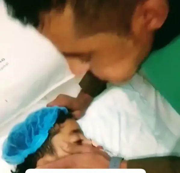 شاهد فيديو مؤثر لتاجر السيارات ”العولقي” عند مشاهدة طفله ”حيدر” بعد تعرضه لحادث صدم